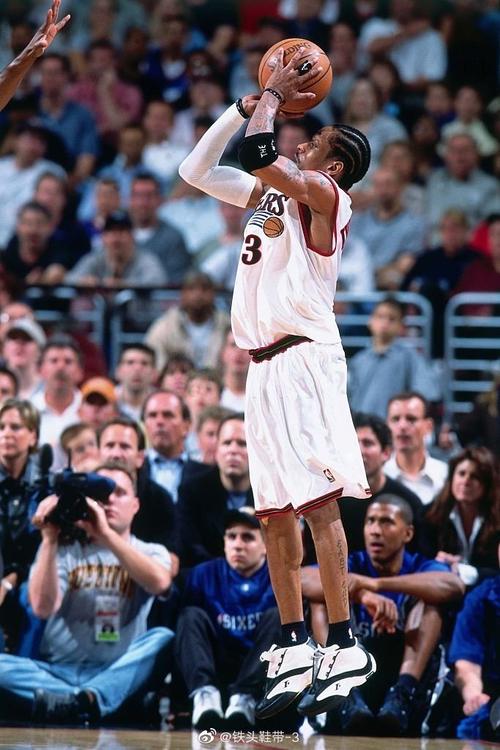 官方：阿贾克斯与18岁后防小将亚伦·鲍曼续约至2030年（阿贾克斯官宣：18岁后防新秀亚伦·鲍曼续约至2030年）