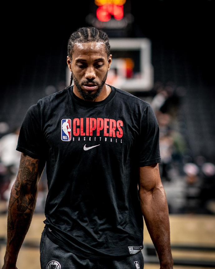 就差三分手感！布克复出贡献27分6篮板7助攻，三分5中0（布克复出砍27分6板7助，三分5投全失手感不佳）