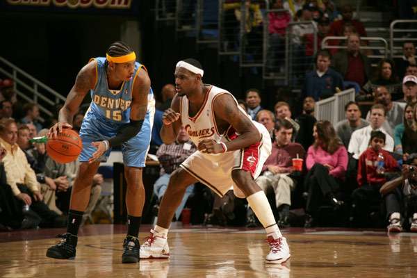 名记：勇士不改变仅靠库里强撑难持续太久，他已经非常疲惫（名记：勇士若不调整，库里独自硬扛难以为继，他已疲惫不堪）