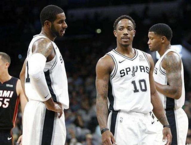 太快了！唐斯攻防两端光速被吹2次犯规 送文班两罚全中（太迅猛！唐斯攻防瞬间连吃两犯 文班两罚全中）