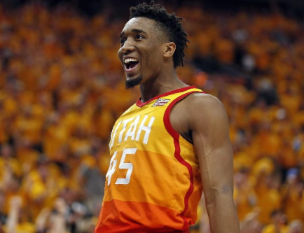 艾弗森戏耍科比 回顾艾弗森全明星赛里面的名场面（全明星经典回顾：艾弗森与科比的巅峰对飙与高光瞬间）