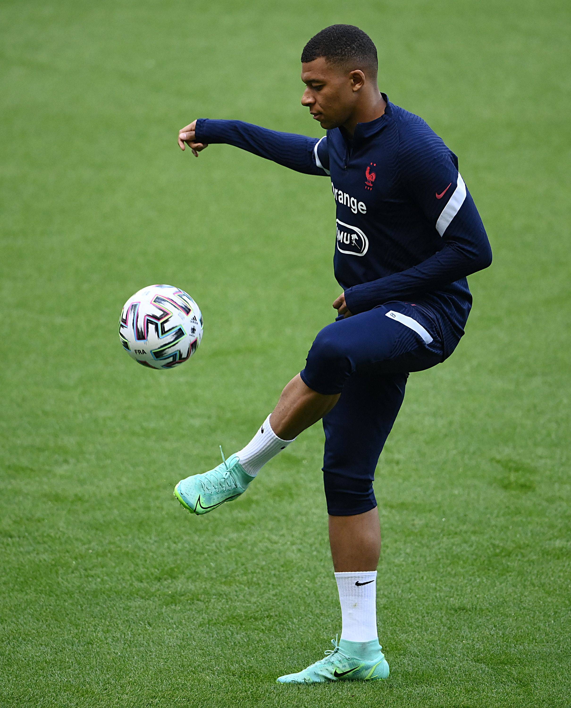 阿斯报：皇马希望与维尼修斯续约，双方正在努力达成最终协议（阿斯报：皇马欲与维尼修斯续约，双方正推进最终协议达成）