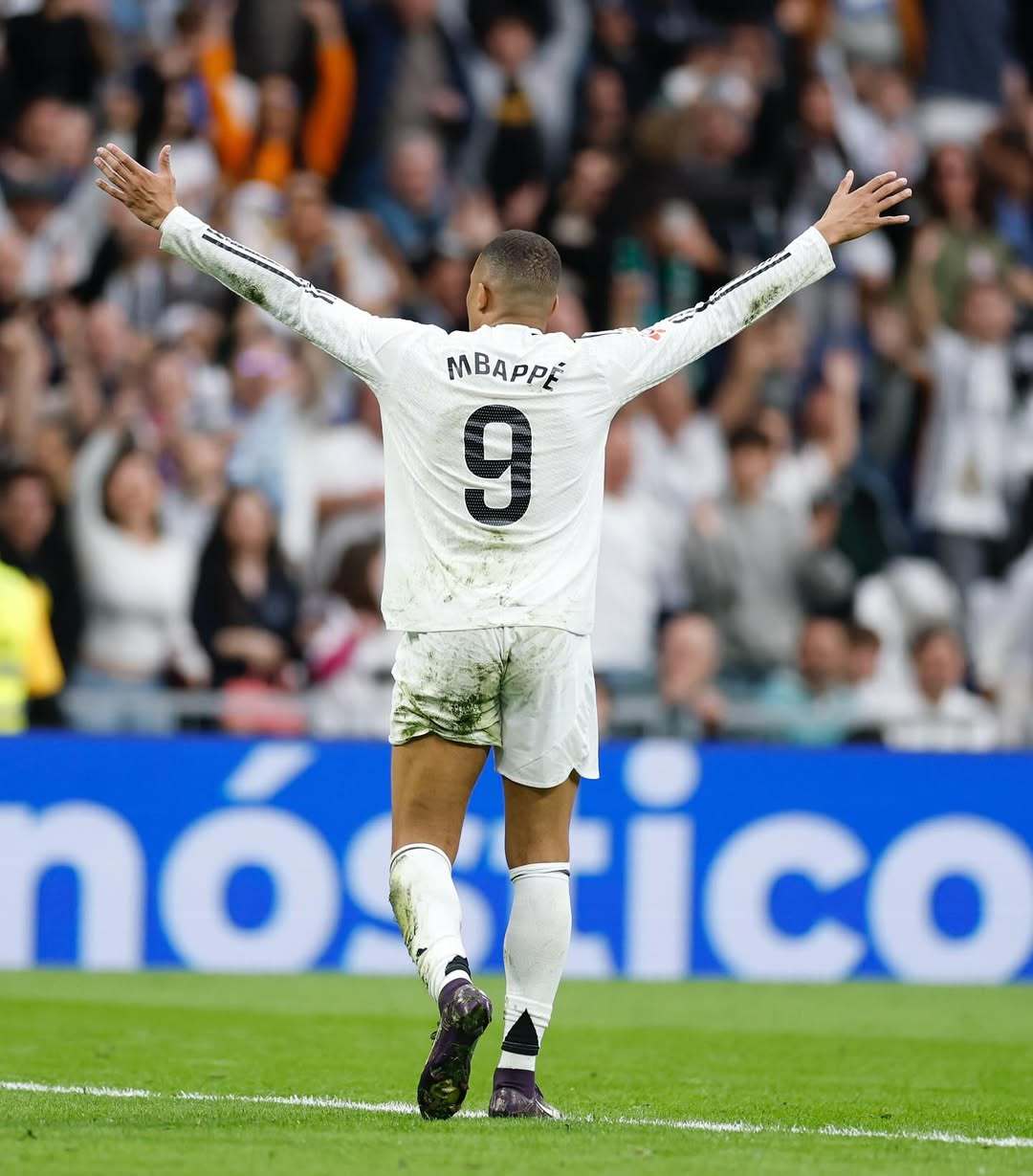 前锋单场双响，全场瞩目（前锋梅开二度，全场焦点）