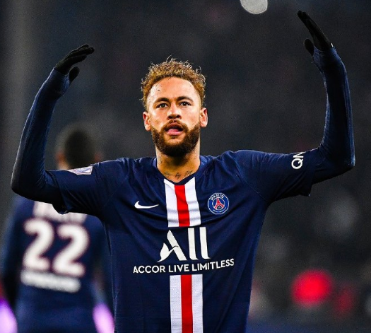 波波维奇&邓肯一同在包厢里观看马刺vs雷霆的比赛 老爷子略显憔悴（波波维奇与邓肯包厢同观马刺VS雷霆，老帅神情略显憔悴）