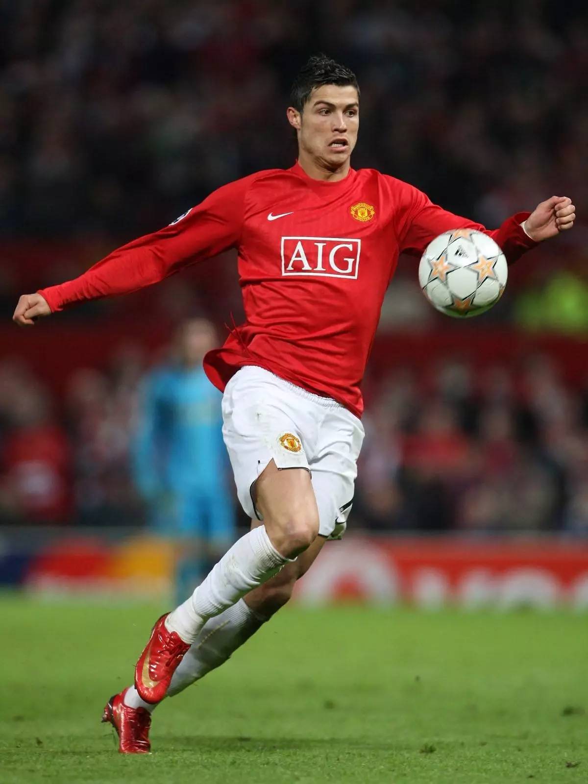 中国青年球员王钰栋将加盟德乙达姆施塔特，开启欧洲留洋之路，为中国足球注入新活力。（王钰栋即将签约德乙达姆施塔特，欧洲留洋启程为中国足球增添活力）