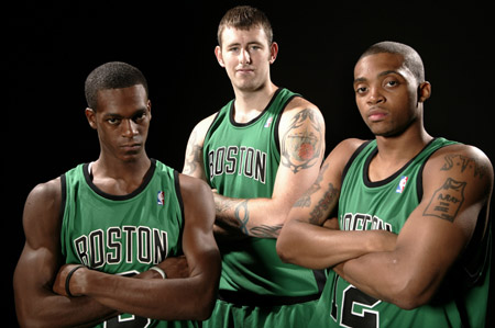 中场多次制造威胁，表现亮点突出（中场屡造杀机，表现抢眼）