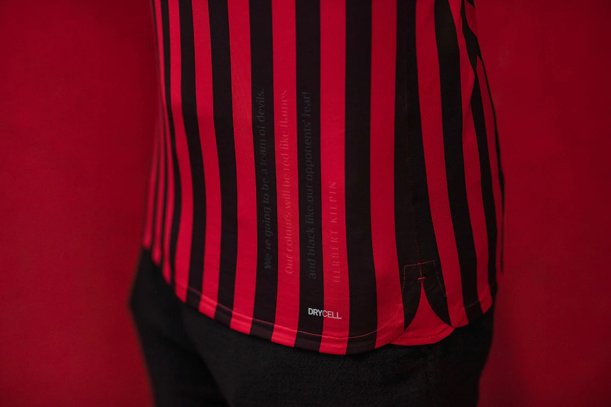 一场0-0 让邵佳一喜上眉梢 找到国足新门 颜骏凌王大雷可彻底让位了（0-0闷平令邵佳一展颜：国足新门神浮现，颜骏凌王大雷或将让位）